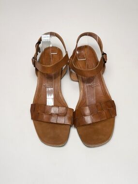 🌻NEW w/tag Tamaris Mylie Sandal in Cognac